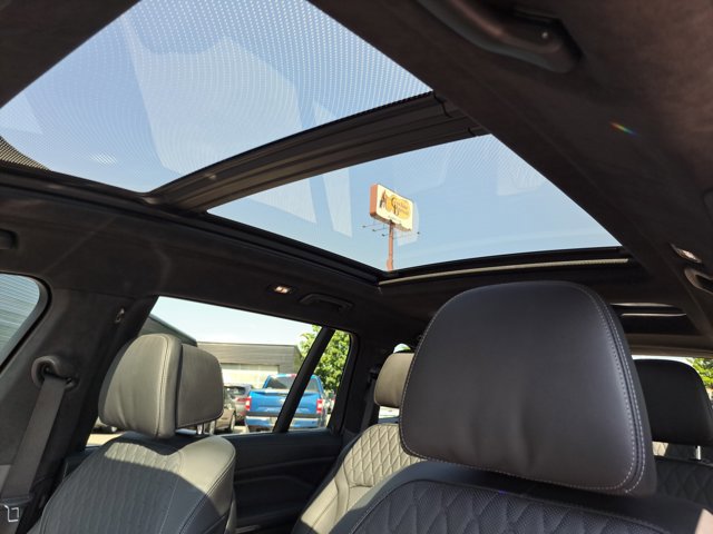 Used 2023 BMW ALPINA XB7 image 32