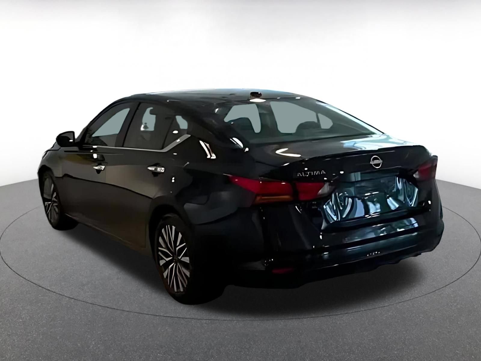 Used 2025 Nissan Altima 2.5 SV FWD image 11