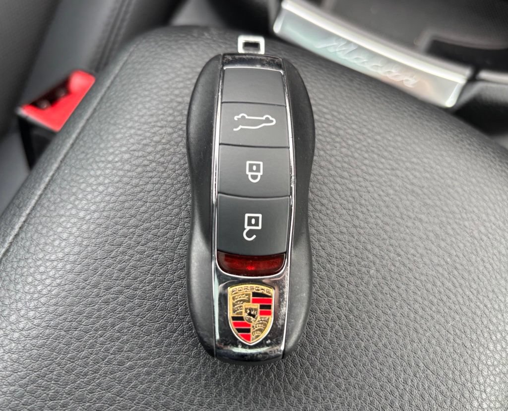 Certified 2023 Porsche Macan AWD/4WD image 40