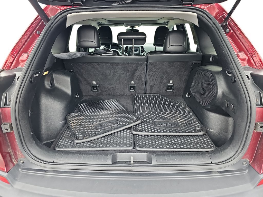 Used 2019 Jeep Cherokee Latitude Plus w/ Comfort/Convenience Group FWD image 30
