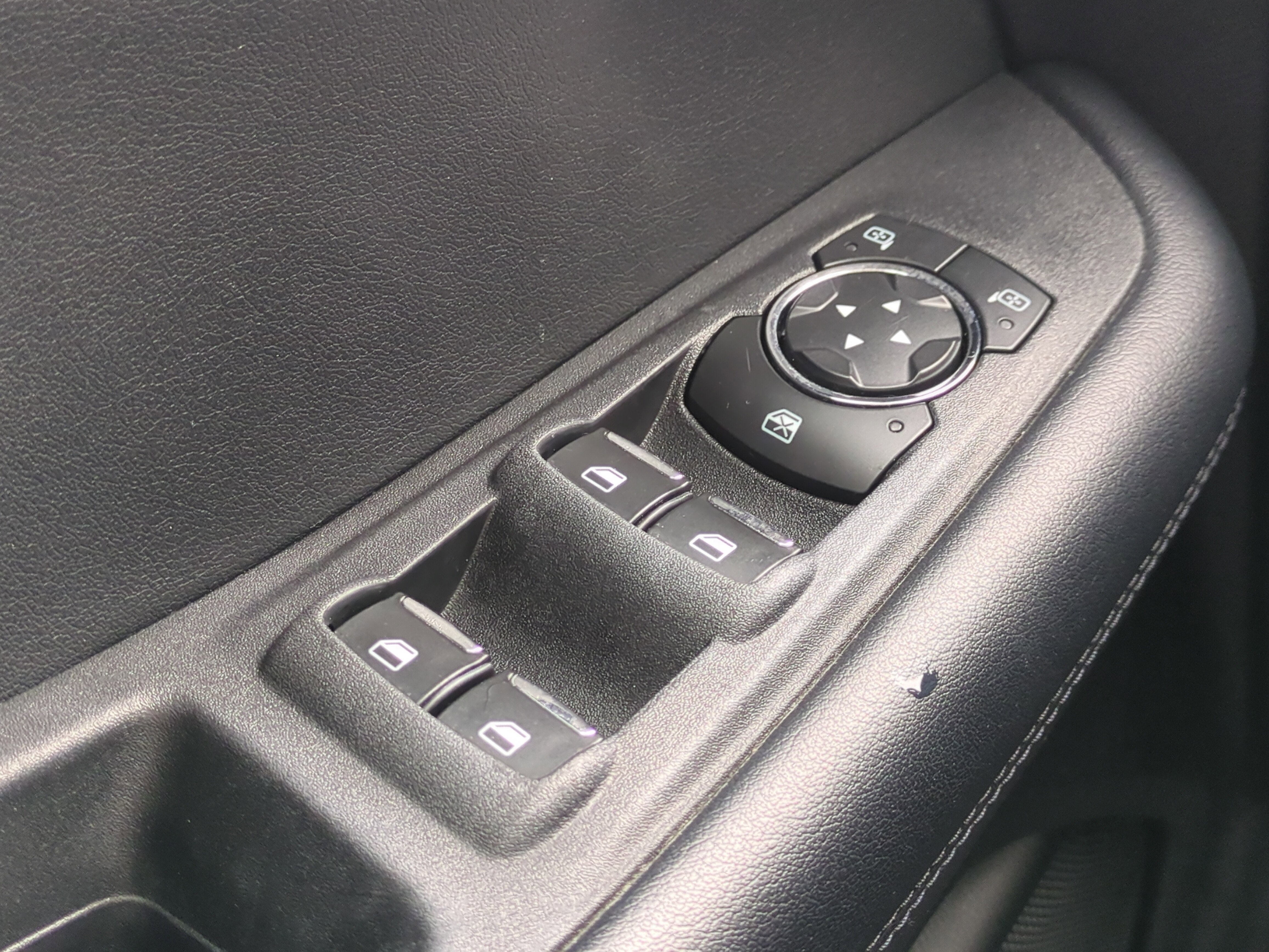 Used 2022 Ford Edge SEL image 25