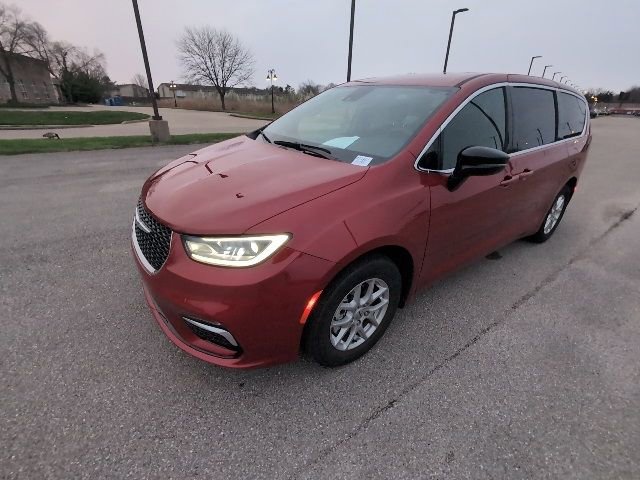Used 2025 Chrysler Pacifica Select image 9