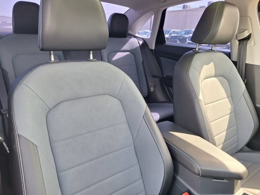 Used 2025 Volkswagen Jetta SE FWD image 23