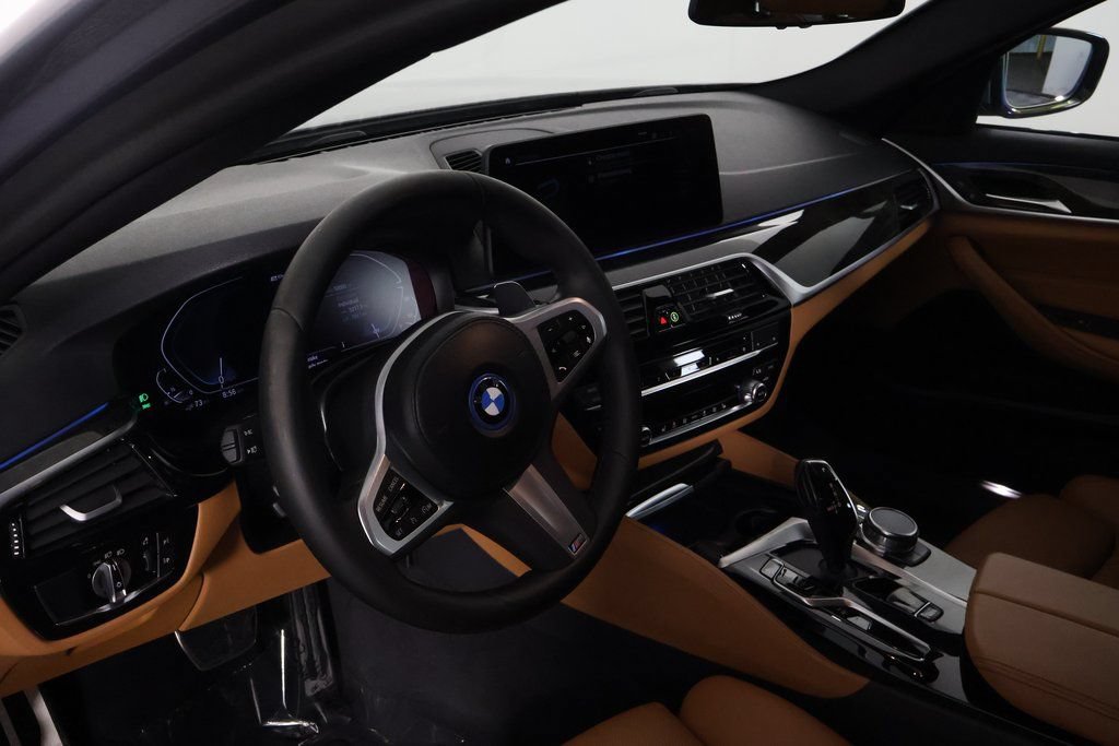 Used 2023 BMW 530e w/ M Sport Package RWD image 7