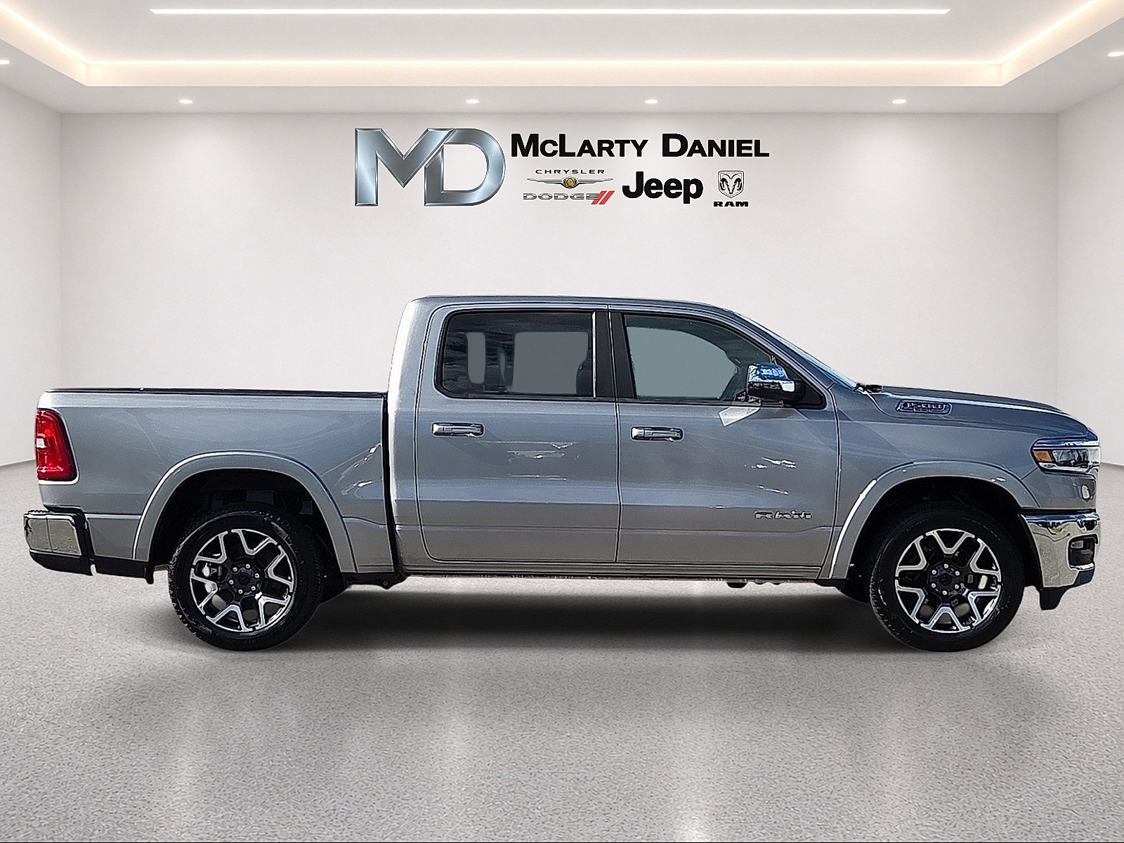 Used 2025 RAM 1500 Laramie AWD/4WD image 6