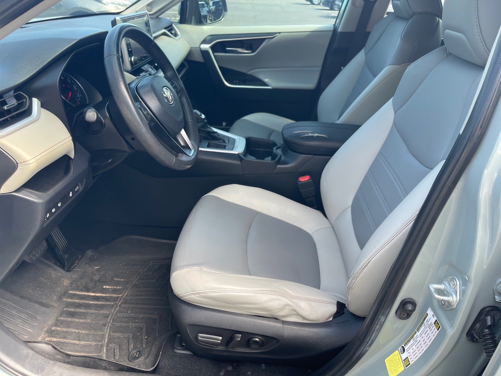 Used 2021 Toyota RAV4 XLE Premium FWD image 10