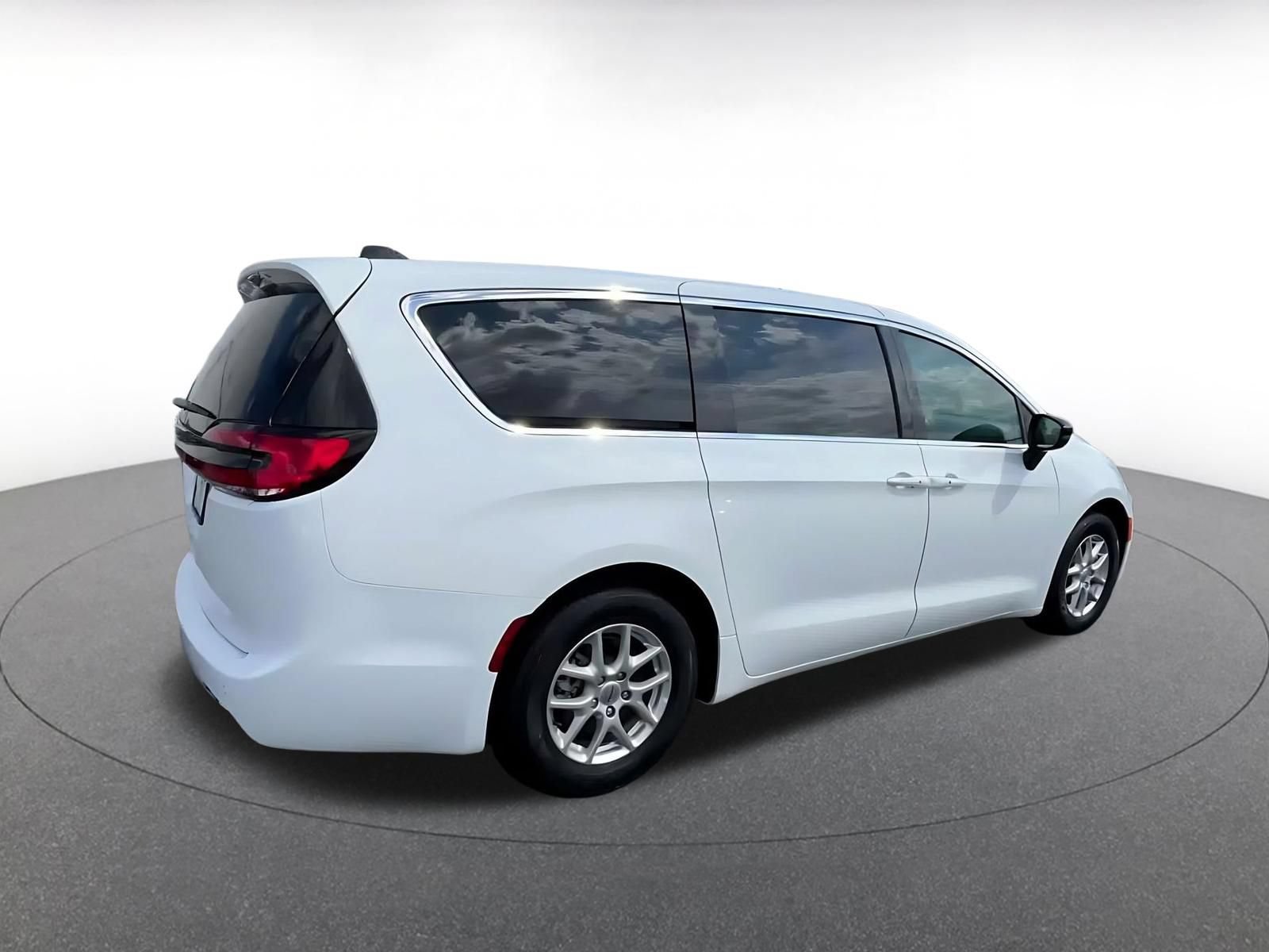 Used 2024 Chrysler Pacifica Touring-L FWD image 14