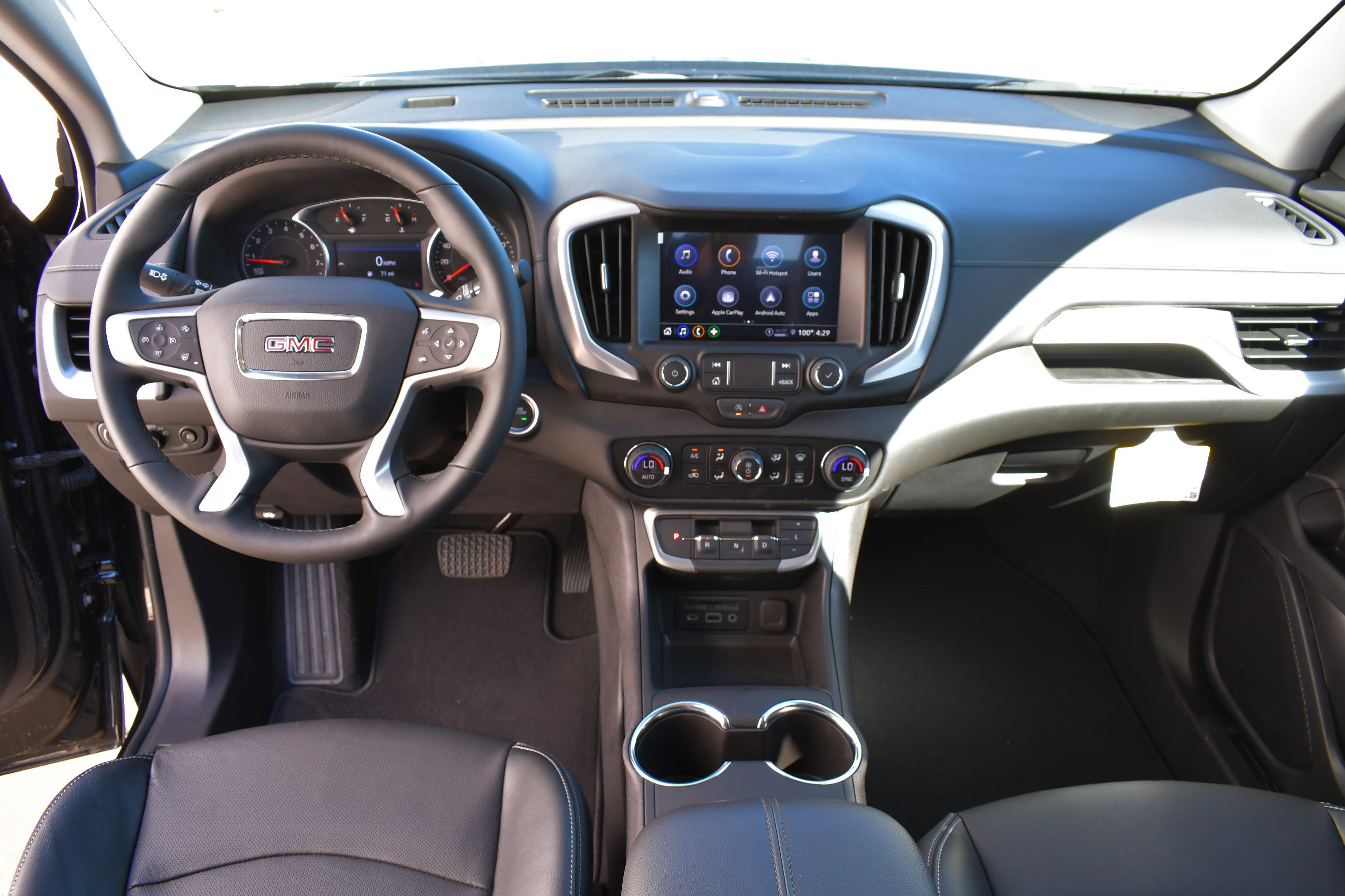 Used 2024 GMC Terrain SLT image 17