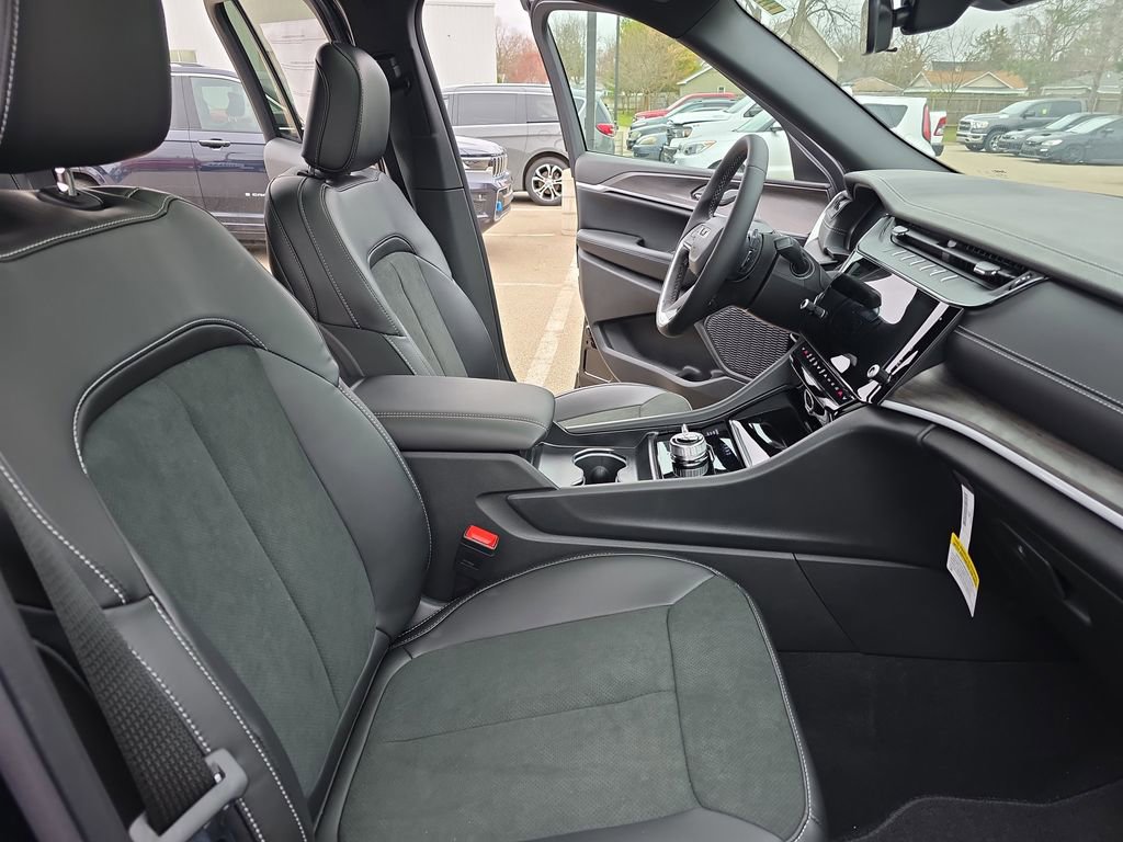New 2026 Jeep Grand Cherokee Altitude AWD/4WD image 10