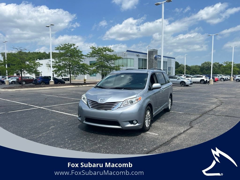 Used 2017 Toyota Sienna XLE Premium FWD image 1