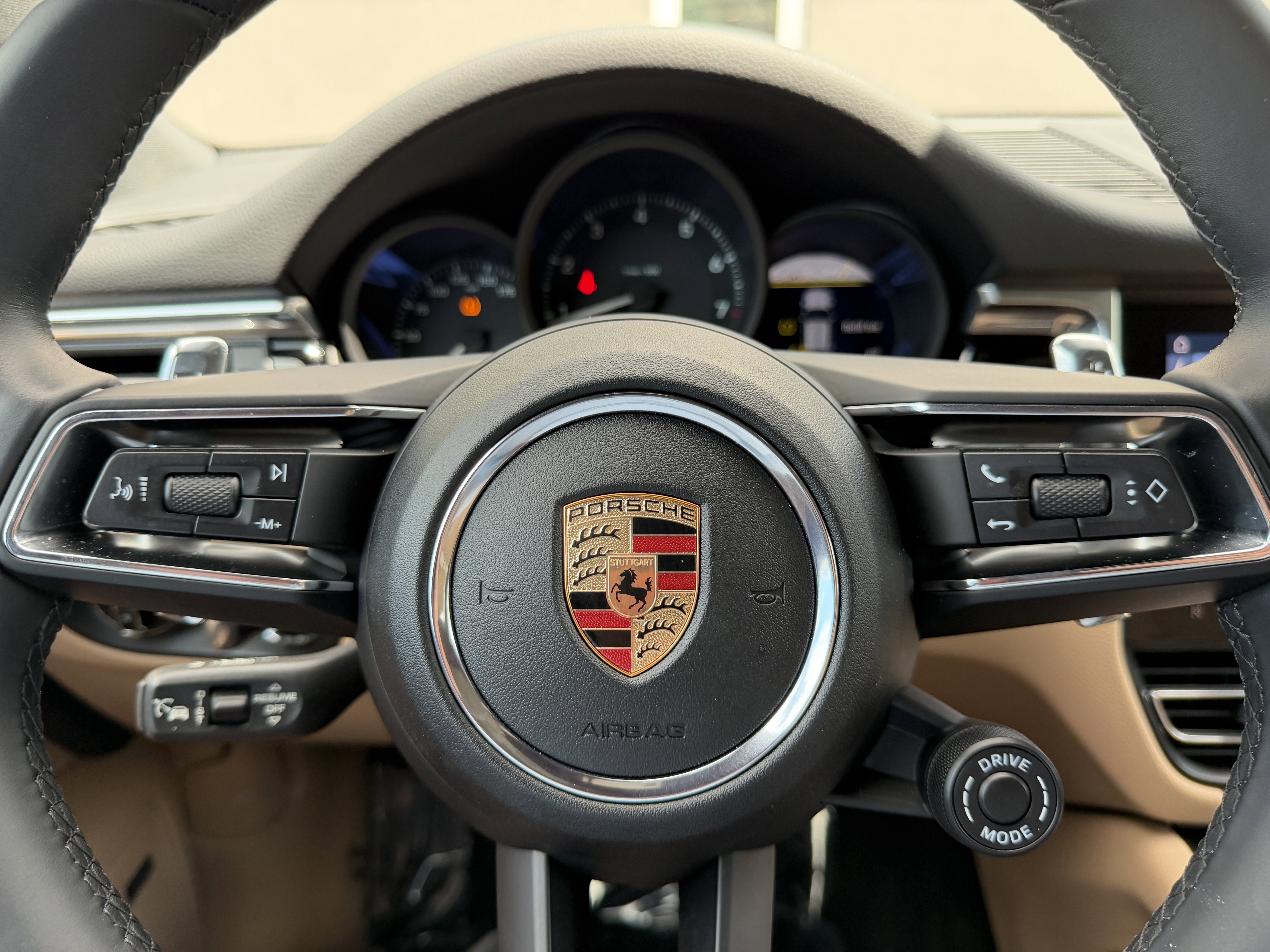 Certified 2025 Porsche Macan image 35