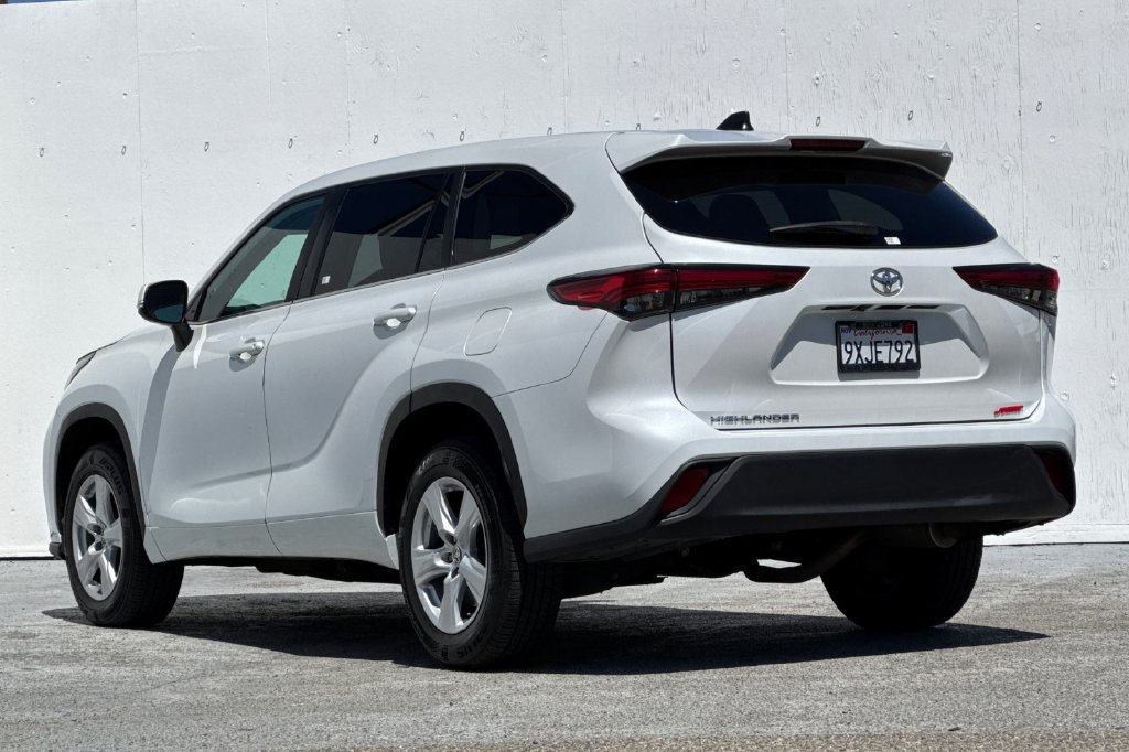 Used 2023 Toyota Highlander L FWD image 5