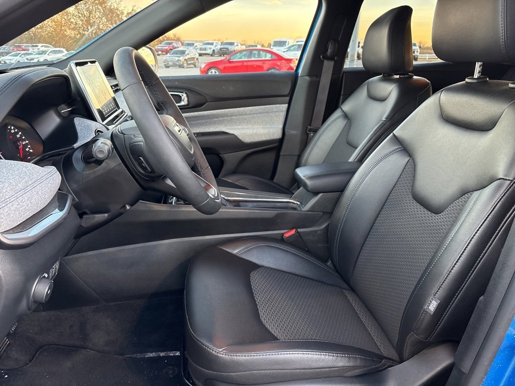 Used 2025 Jeep Compass Latitude image 9