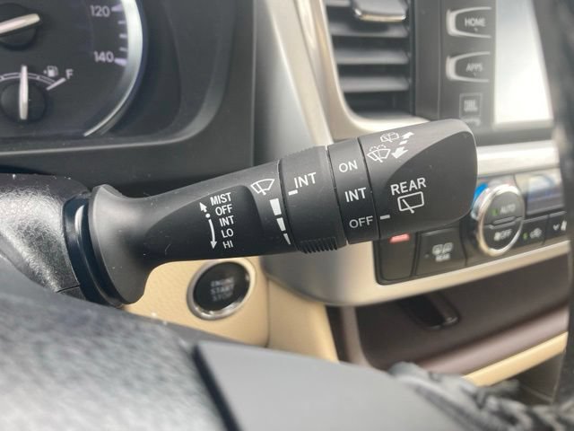 Used 2017 Toyota Highlander Limited AWD/4WD image 30