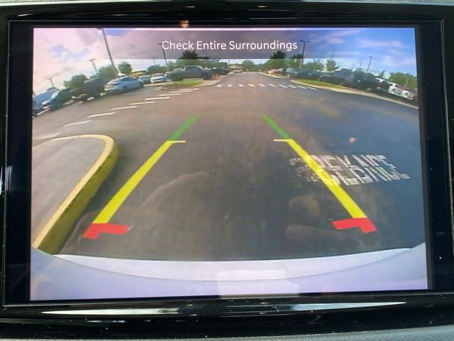 Used 2023 Chrysler Pacifica Touring-L image 21