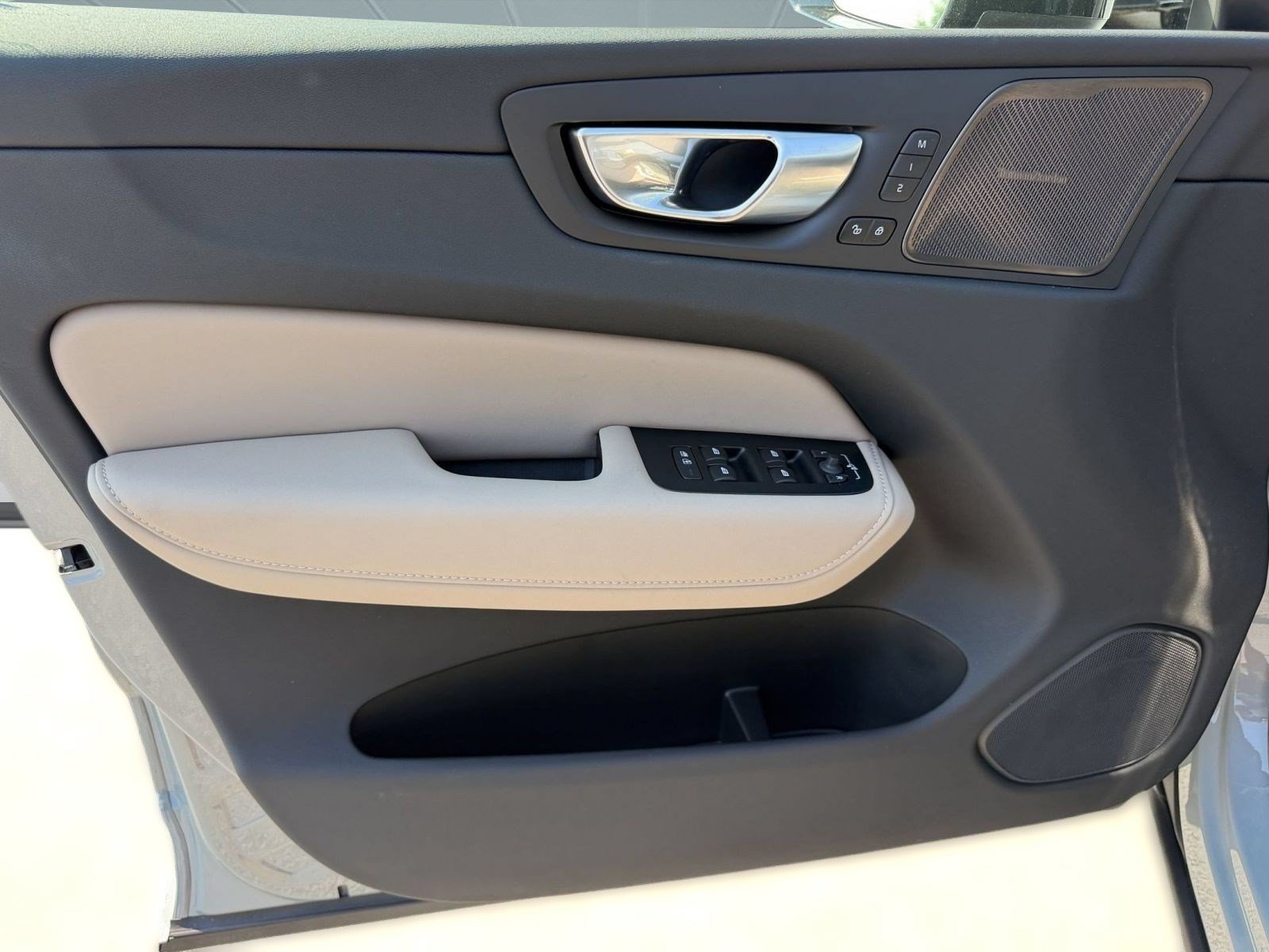 New 2027 Volvo XC60 B5 Plus AWD/4WD image 14