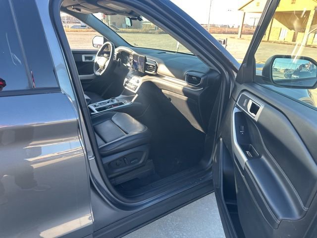 Used 2022 Ford Explorer XLT w/ Equipment Group 202A image 17