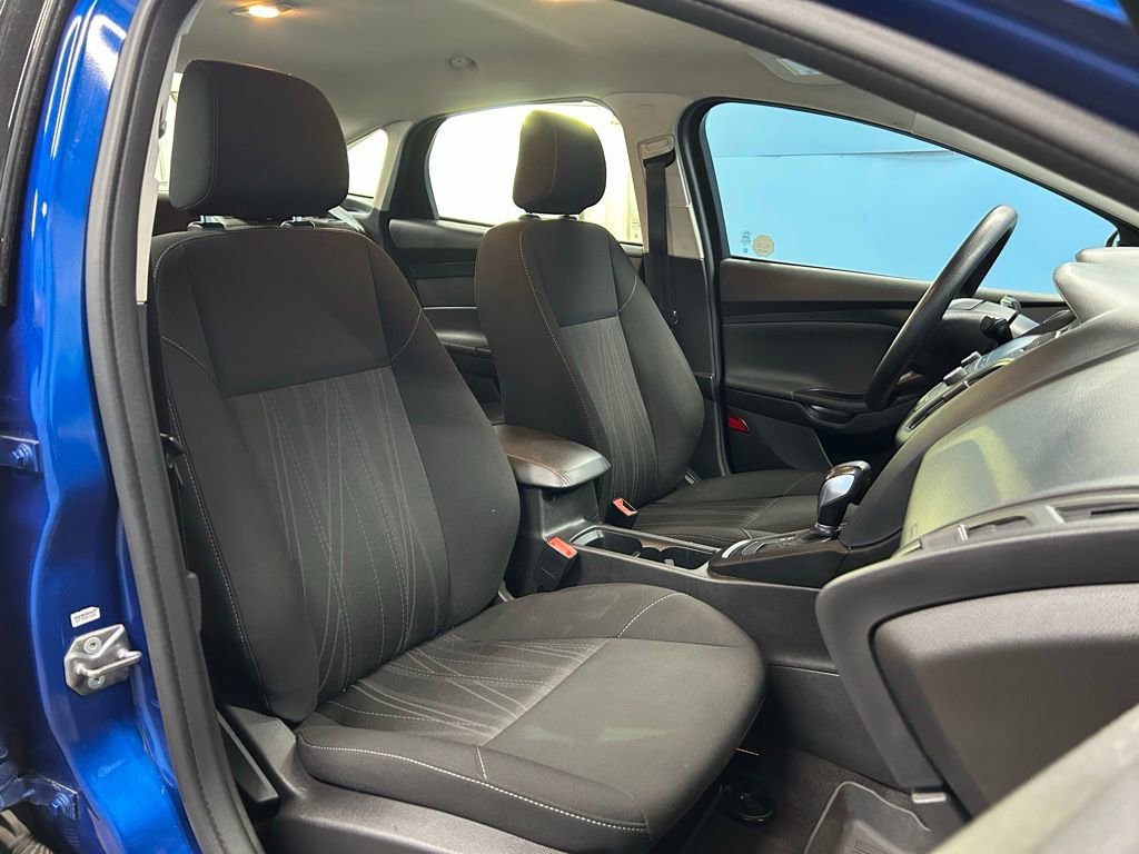 Used 2018 Ford Focus SE w/ SE Appearance Package image 45