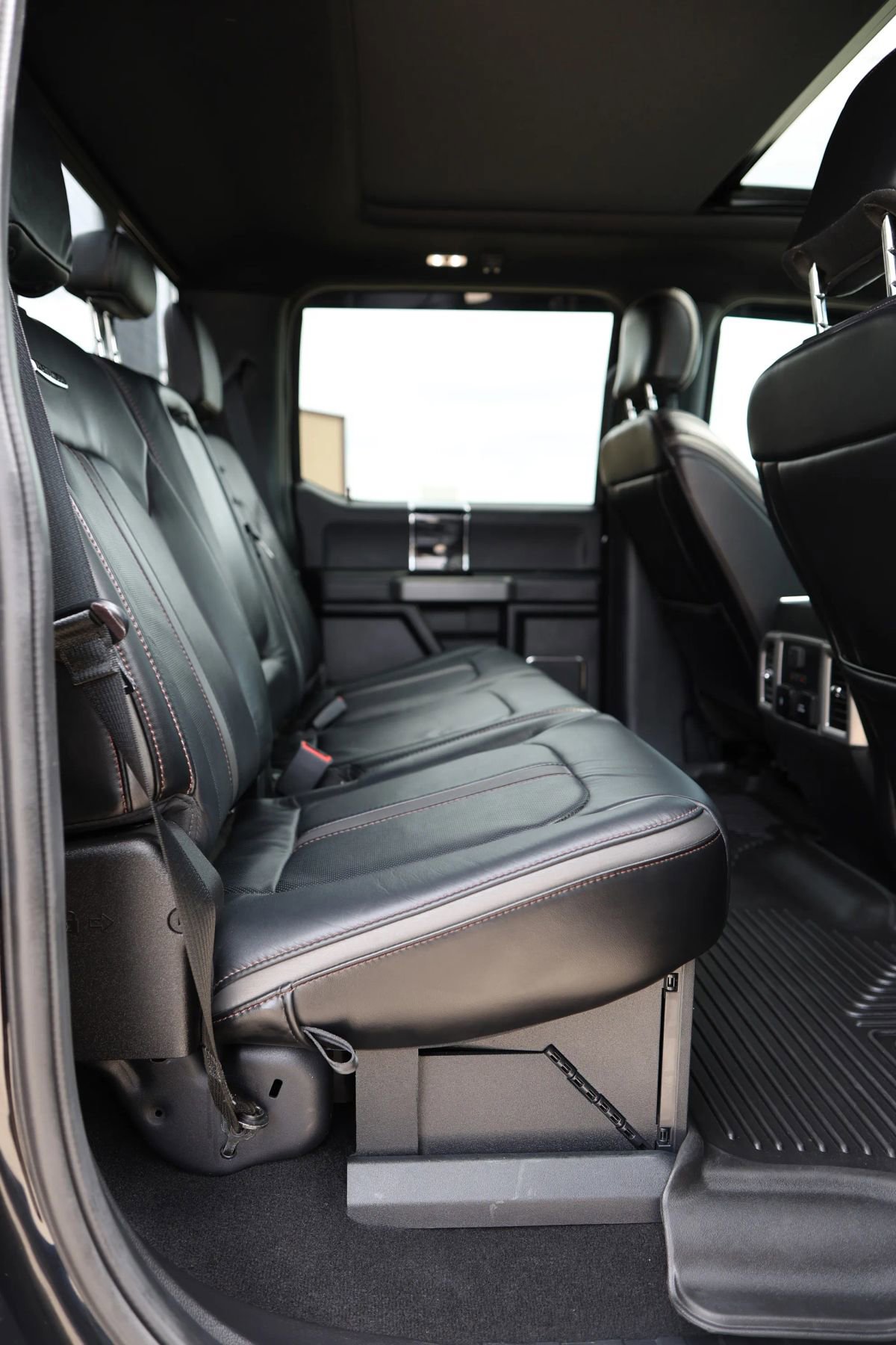 Used 2021 Ford F350 Platinum w/ FX4 Off-Road Package image 38