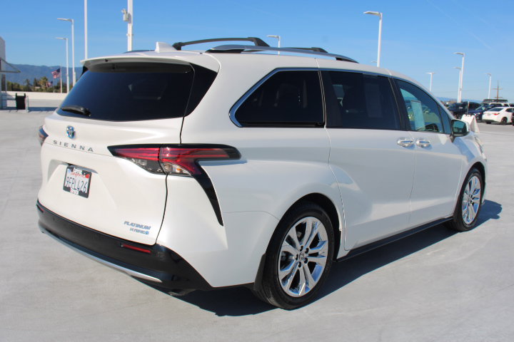 Certified 2023 Toyota Sienna Platinum image 3