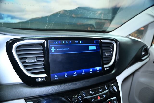 Used 2023 Chrysler Pacifica Touring-L image 29