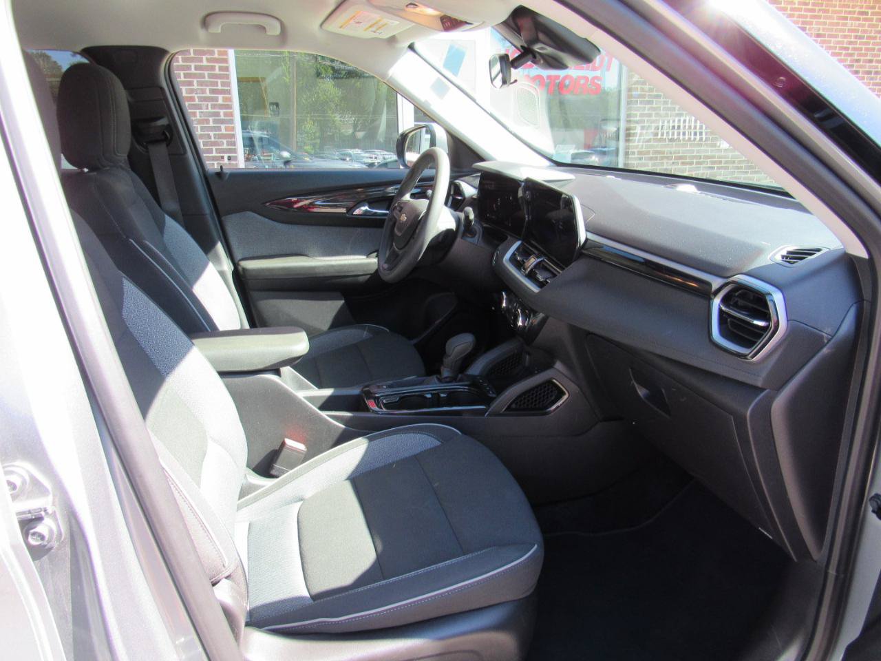 Used 2025 Chevrolet TrailBlazer LT AWD/4WD image 30