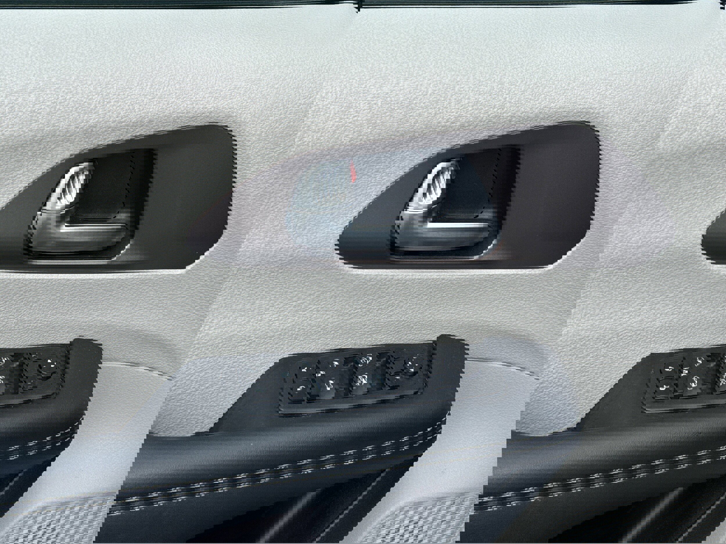 Used 2023 Chrysler Voyager LX image 6