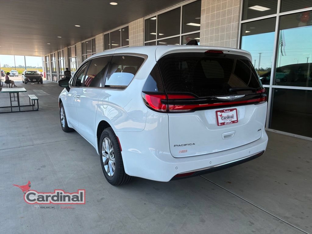 Used 2023 Chrysler Pacifica Touring-L w/ Uconnect Theater Family Group AWD/4WD image 3