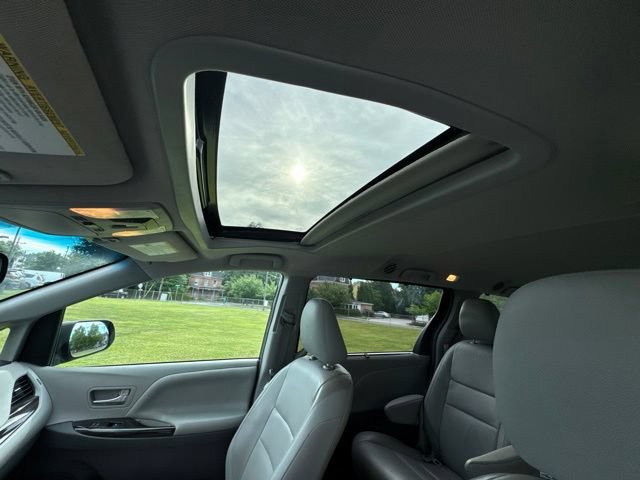 Used 2017 Toyota Sienna XLE FWD image 12