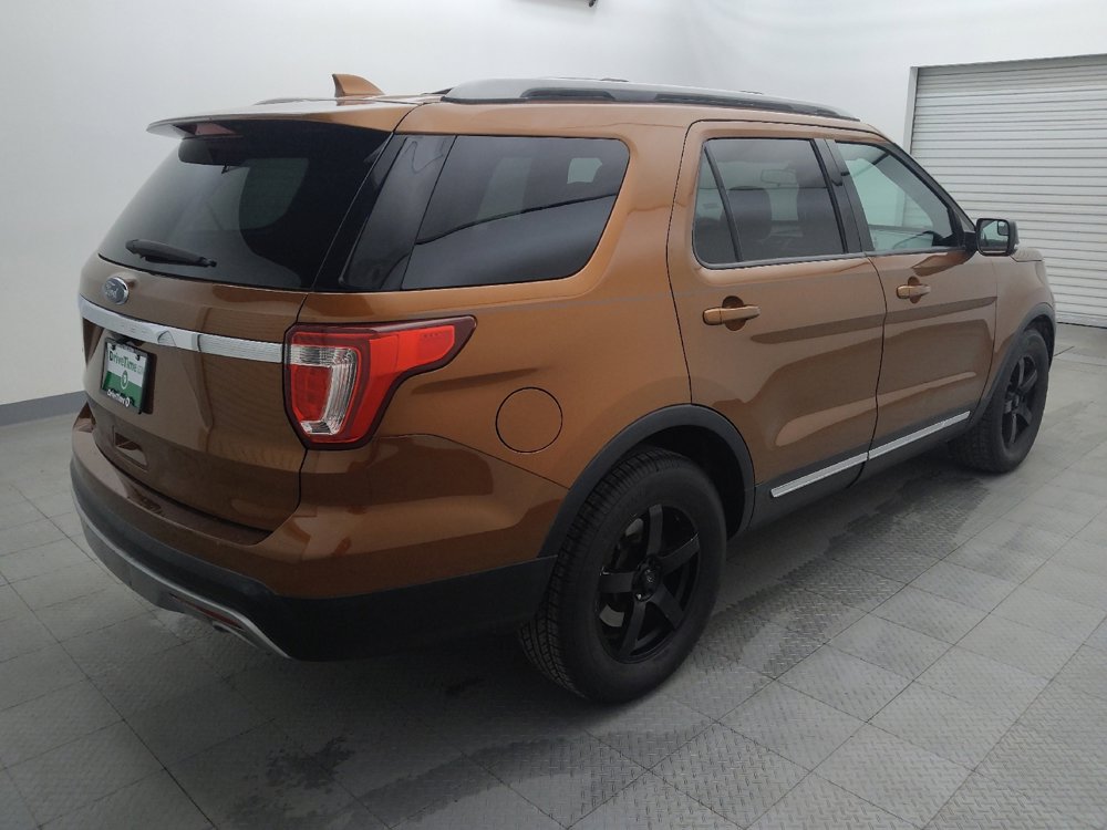 Used 2017 Ford Explorer XLT image 9