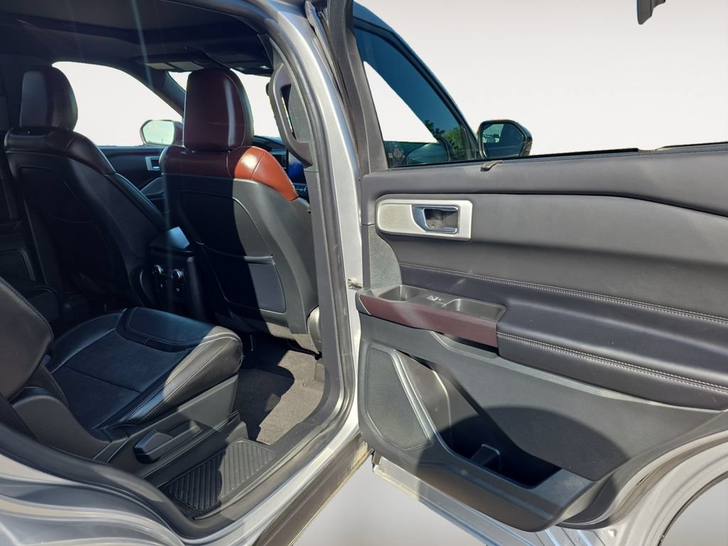 Used 2020 Ford Explorer Platinum w/ Premium Technology Package AWD/4WD image 12