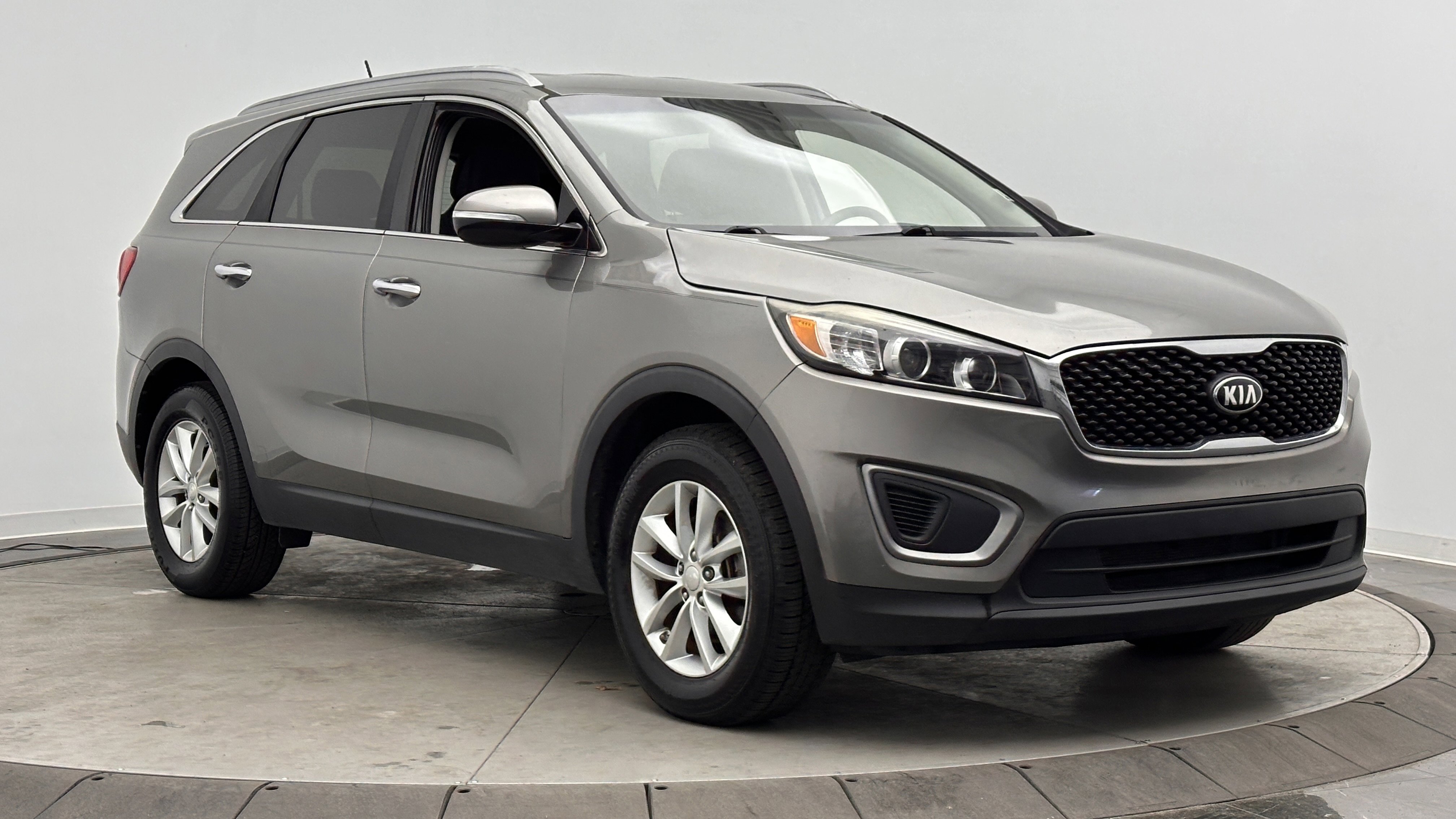 Used 2016 Kia Sorento LX image 3