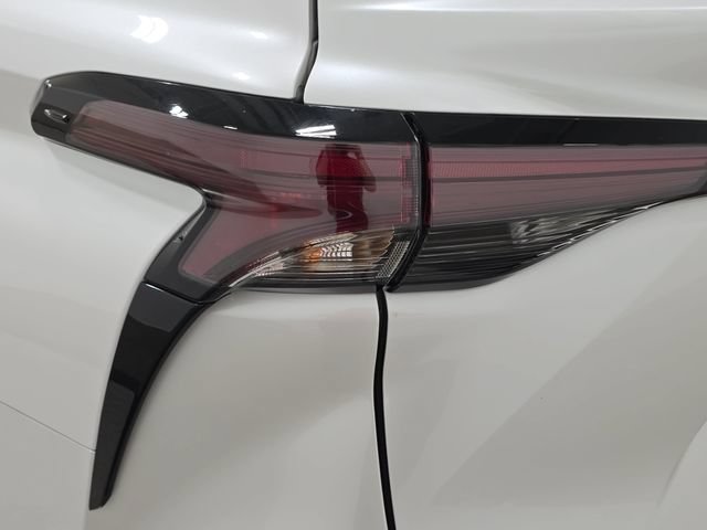 Certified 2024 Toyota Sienna XLE FWD image 28