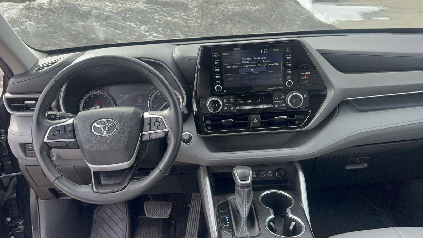 Used 2022 Toyota Highlander XLE AWD/4WD image 12