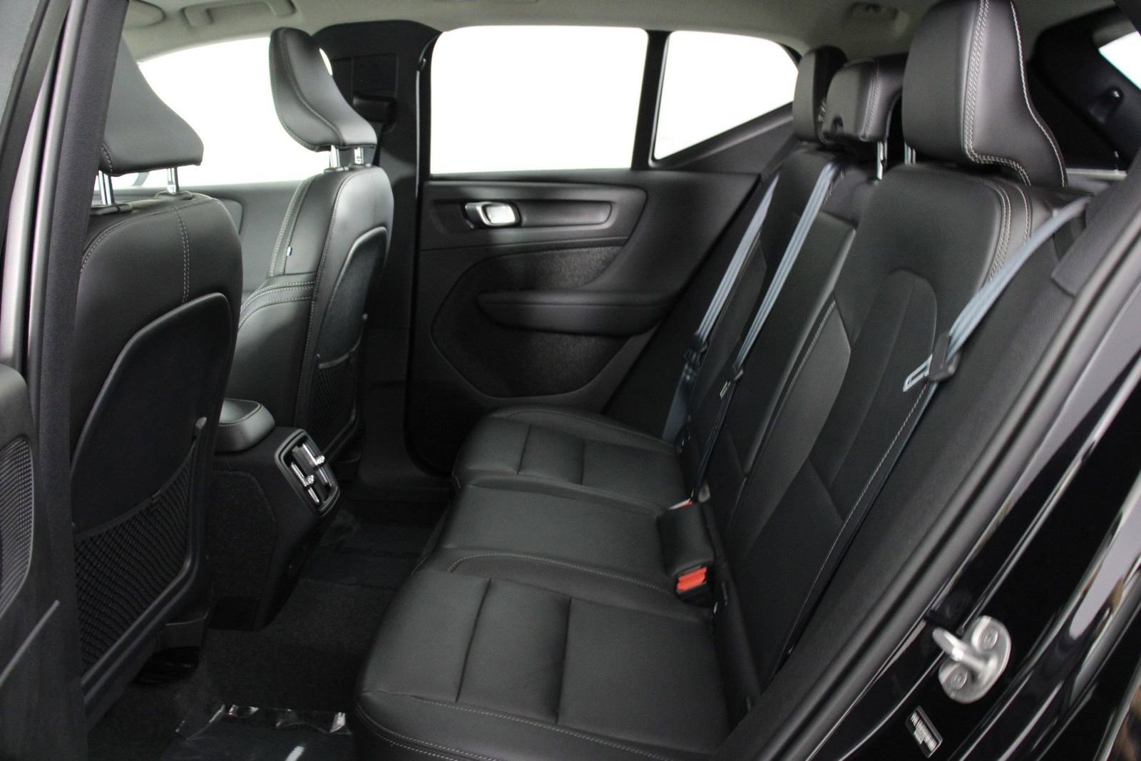 Certified 2025 Volvo XC40 B5 Plus AWD/4WD image 32
