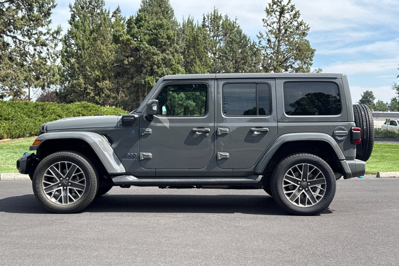 Used 2023 Jeep Wrangler Unlimited Sahara AWD/4WD image 7