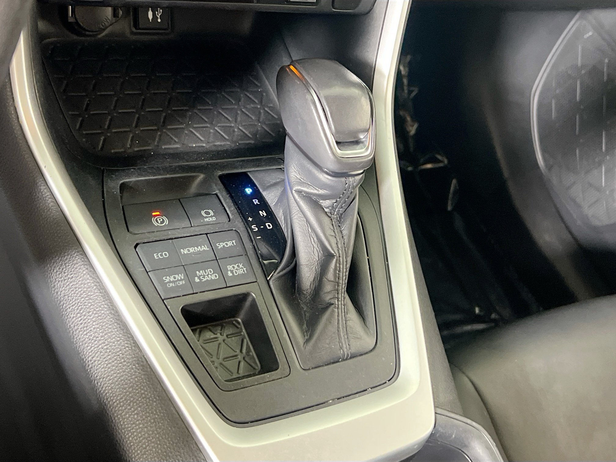 Used 2019 Toyota RAV4 XLE Premium w/ Cold Weather Package AWD/4WD image 16