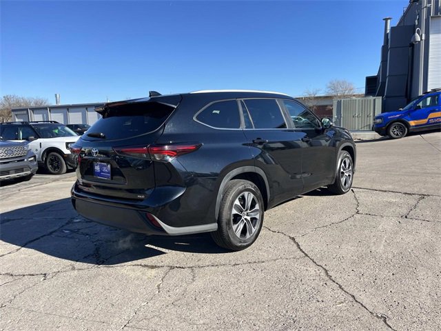 Used 2024 Toyota Highlander LE image 3