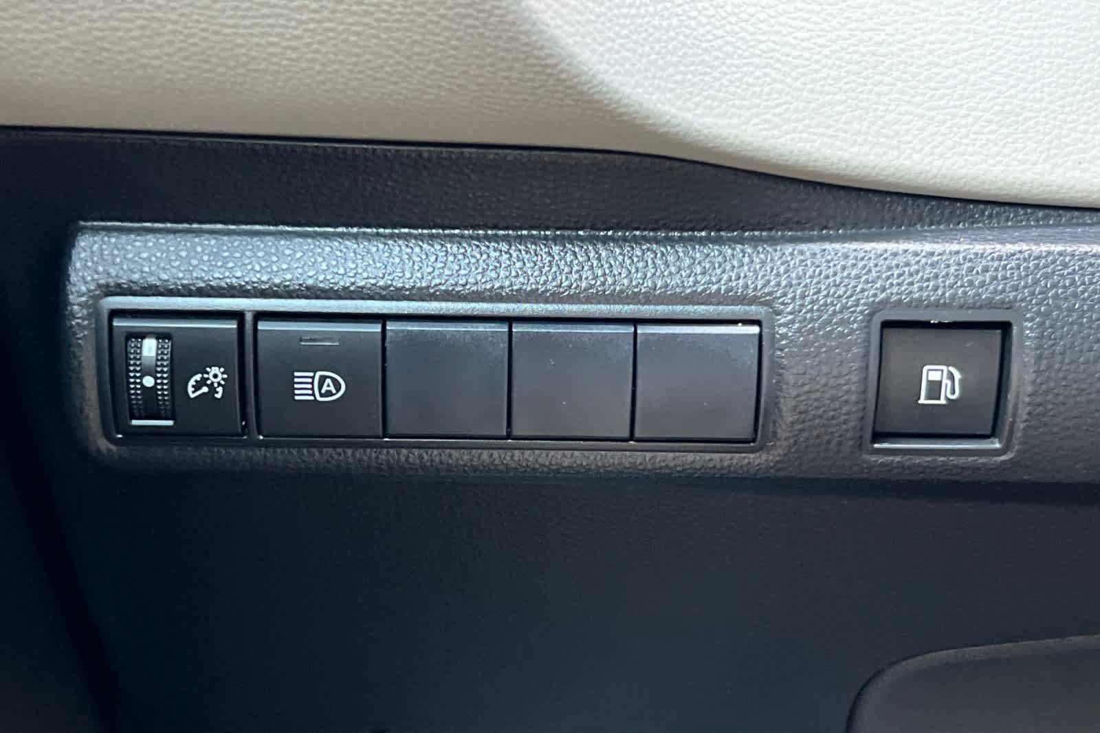 Used 2021 Toyota Corolla LE FWD image 28