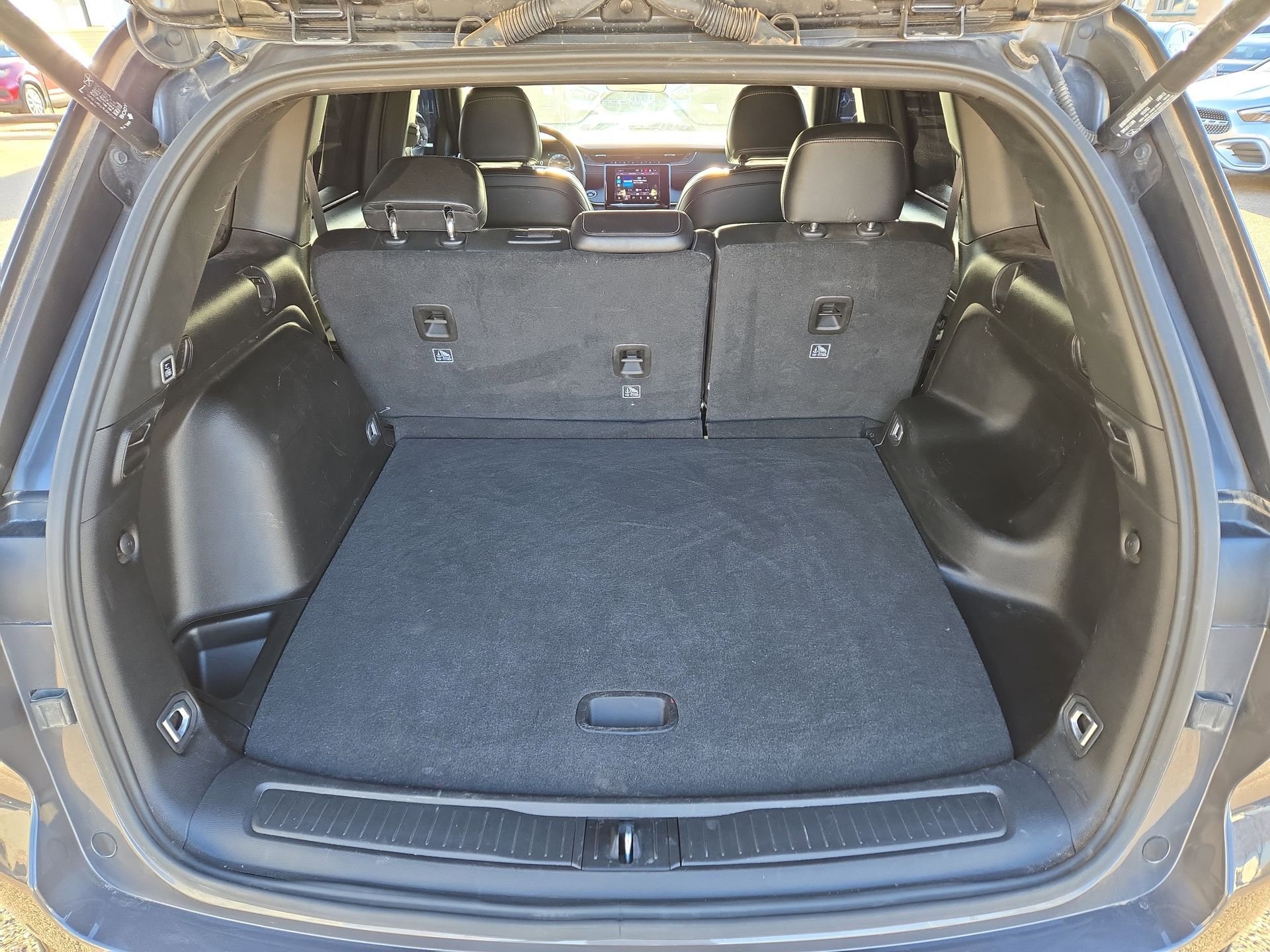 Used 2025 Jeep Grand Cherokee Altitude image 12