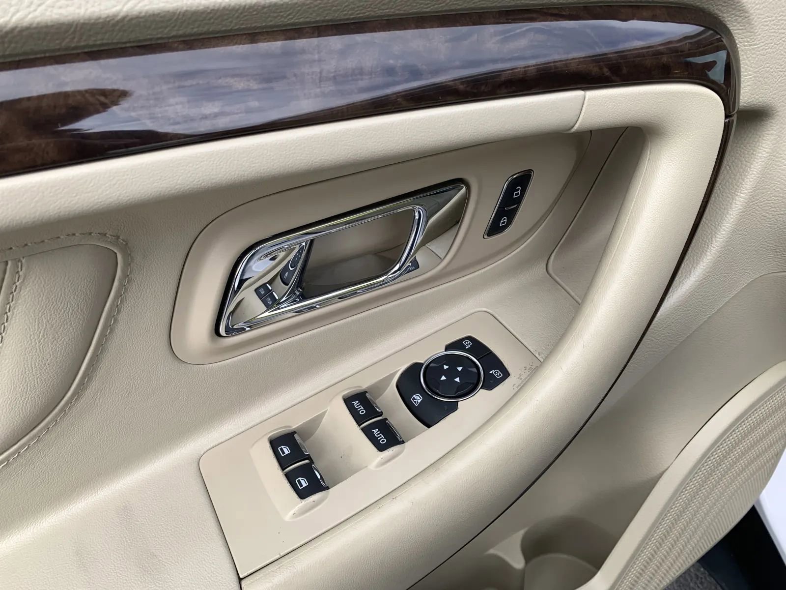 Used 2018 Ford Taurus Limited w/ Driver Assist Package image 16