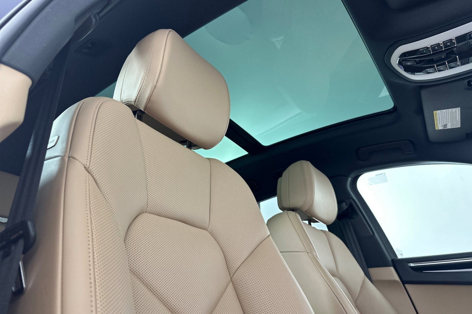 Used 2024 Porsche Macan Turbo image 16