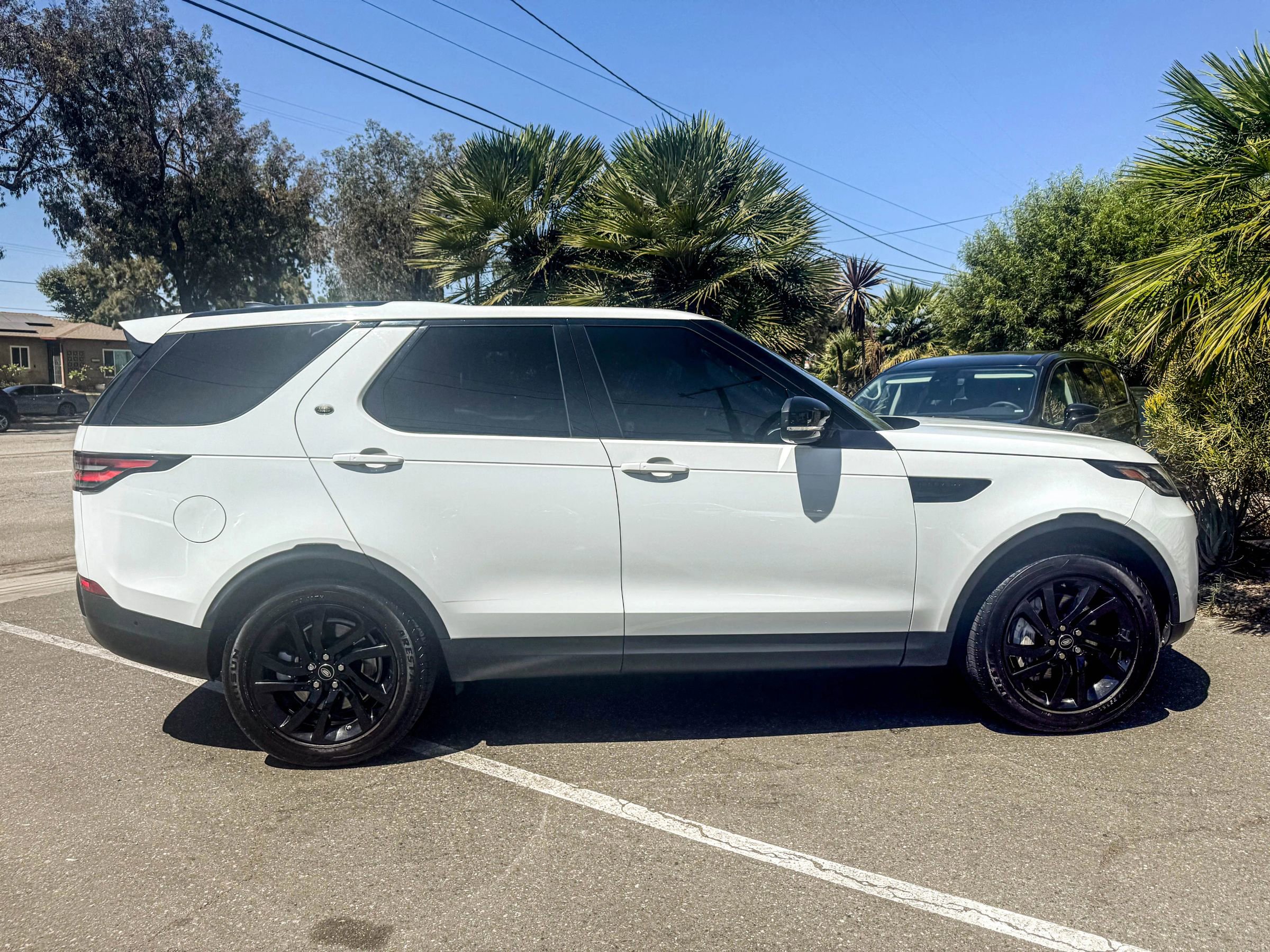 Used 2020 Land Rover Discovery HSE image 15