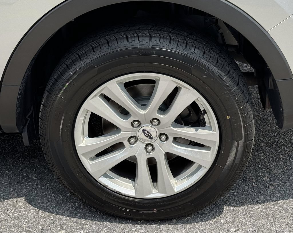 Used 2018 Ford Explorer XLT w/ Equipment Group 202A AWD/4WD image 13