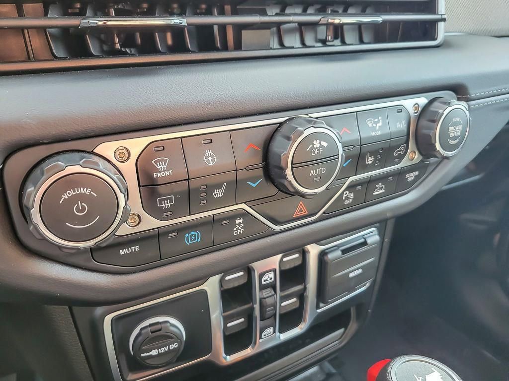 Used 2025 Jeep Wrangler Unlimited Sahara w/ Safety Group AWD/4WD image 16