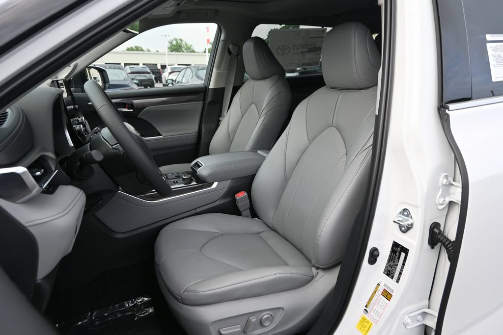 New 2026 Toyota Highlander Limited AWD/4WD image 12