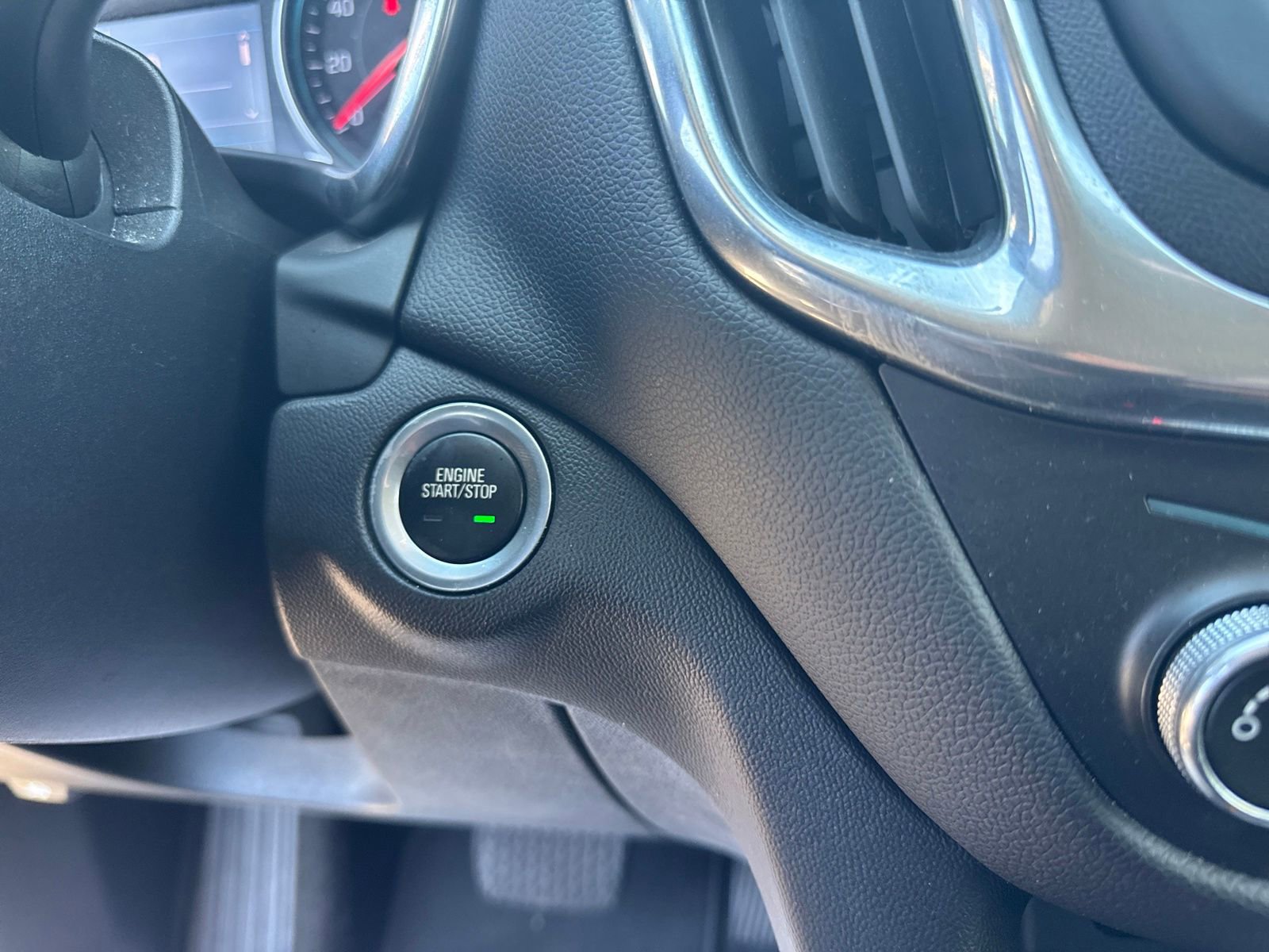 Used 2020 Chevrolet Equinox LT image 19