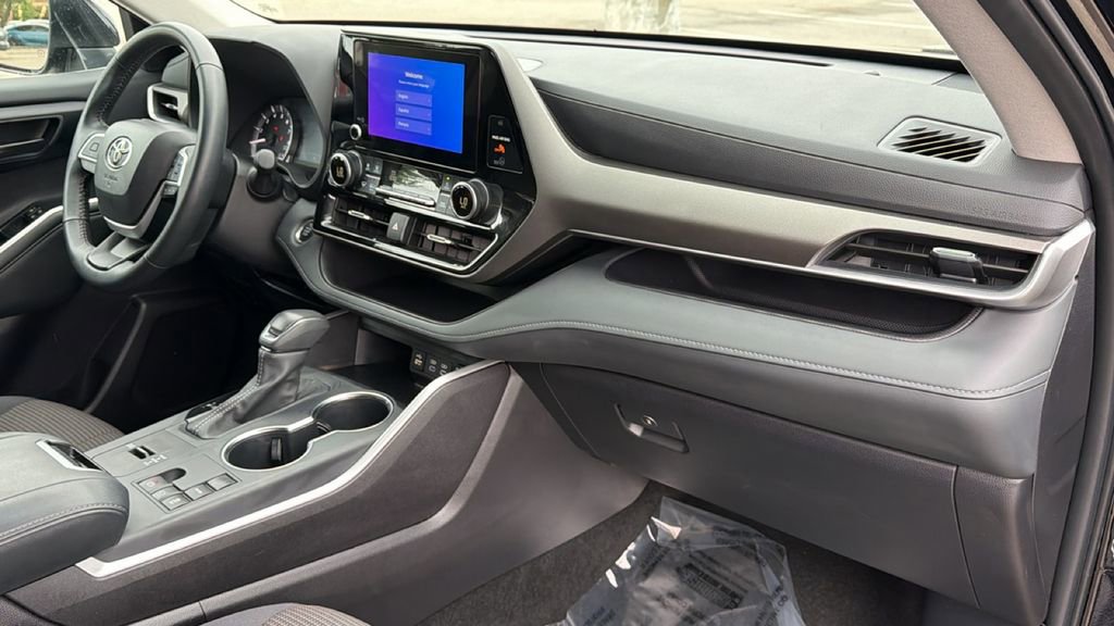 Certified 2025 Toyota Highlander LE image 41