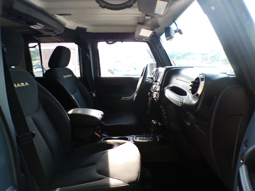 Used 2015 Jeep Wrangler Unlimited Sahara w/ Connectivity Group AWD/4WD image 15
