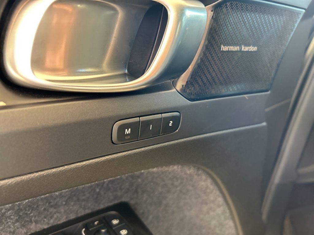Used 2022 Volvo XC40 T5 R-Design w/ Advanced Package image 40